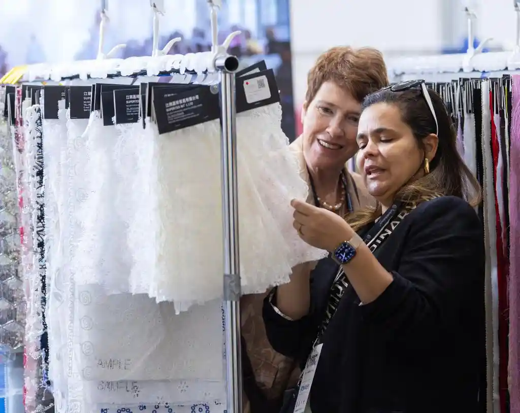 中国智造闪耀加拿大：服装纺织展上的东方魅力