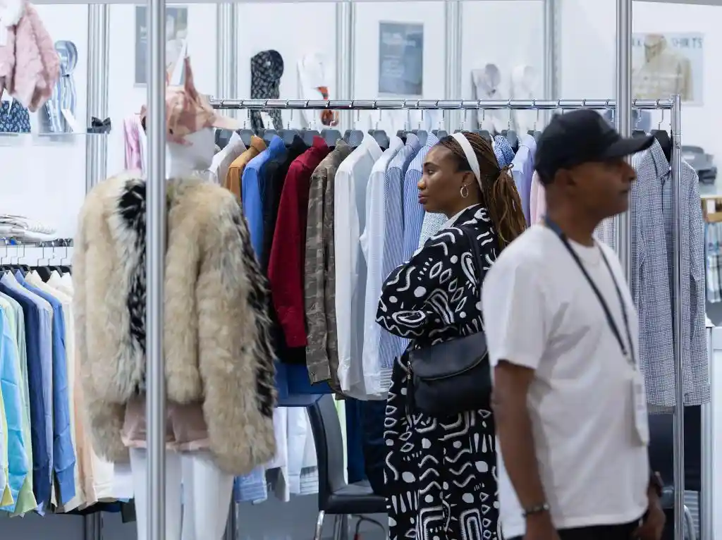 中国智造闪耀加拿大:服装纺织展上的东方魅力