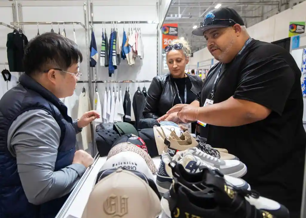 中国智造闪耀加拿大:服装纺织展上的东方魅力