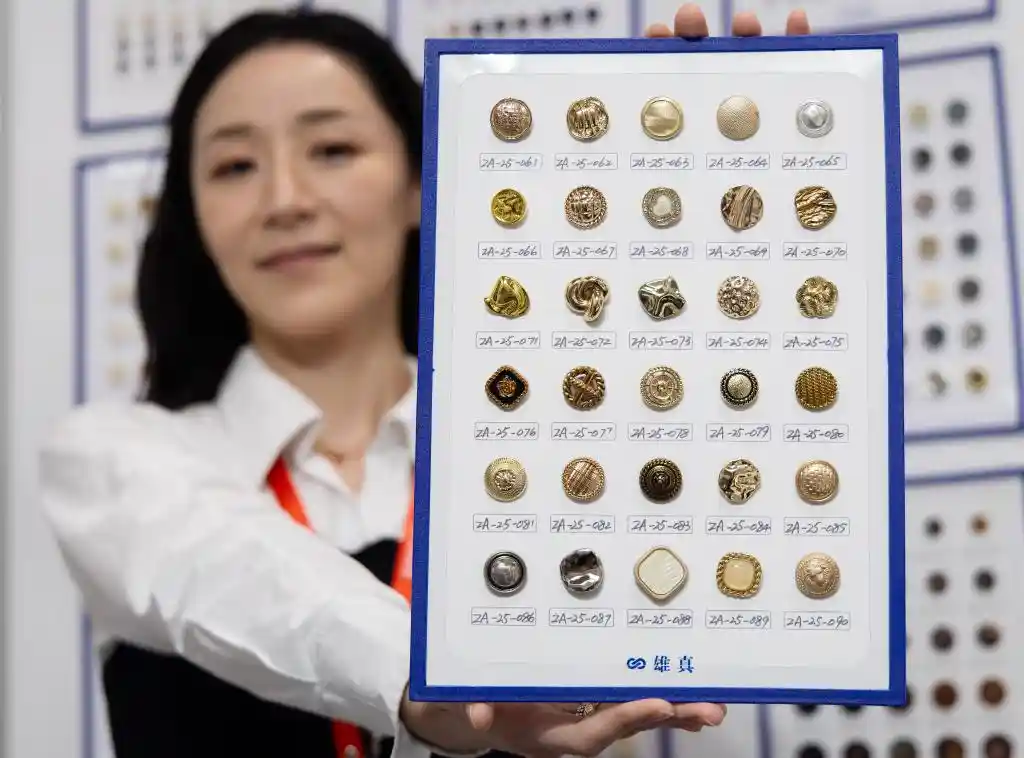 中国智造闪耀加拿大:服装纺织展上的东方魅力