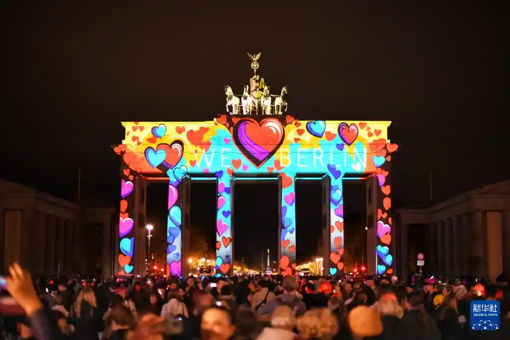 柏林之夜燃动全球:光影盛宴引爆璀璨灯光节
