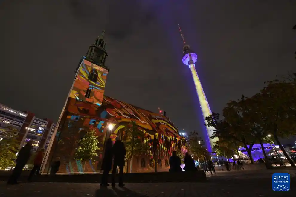 柏林之夜燃动全球:光影盛宴引爆璀璨灯光节