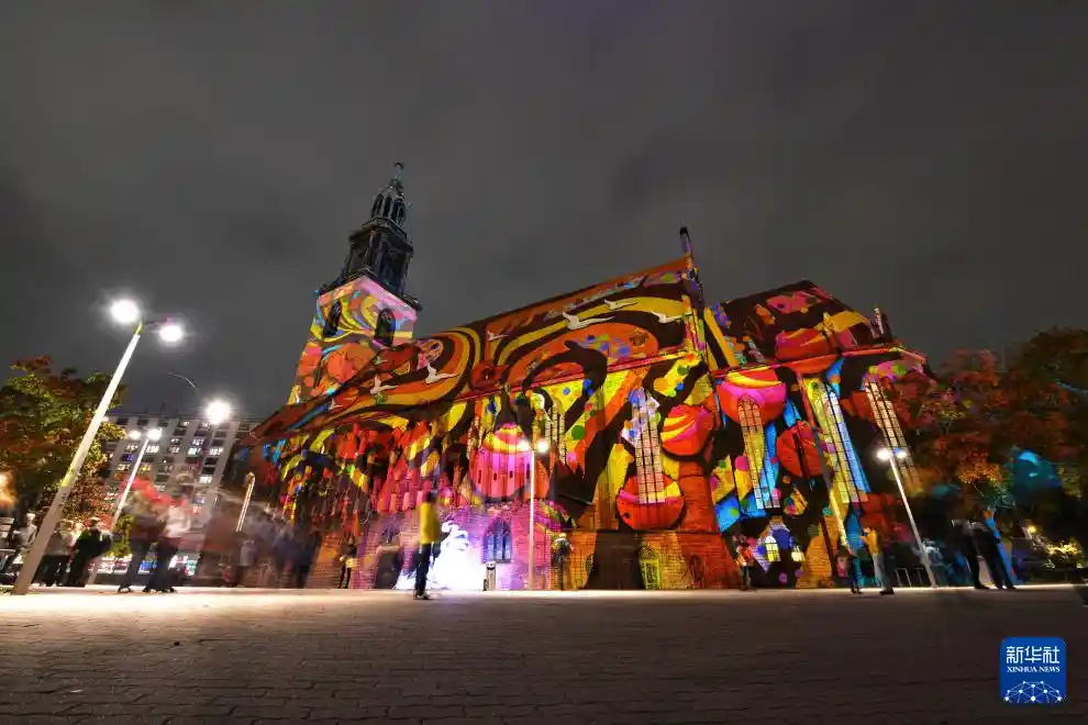 柏林之夜燃动全球:光影盛宴引爆璀璨灯光节