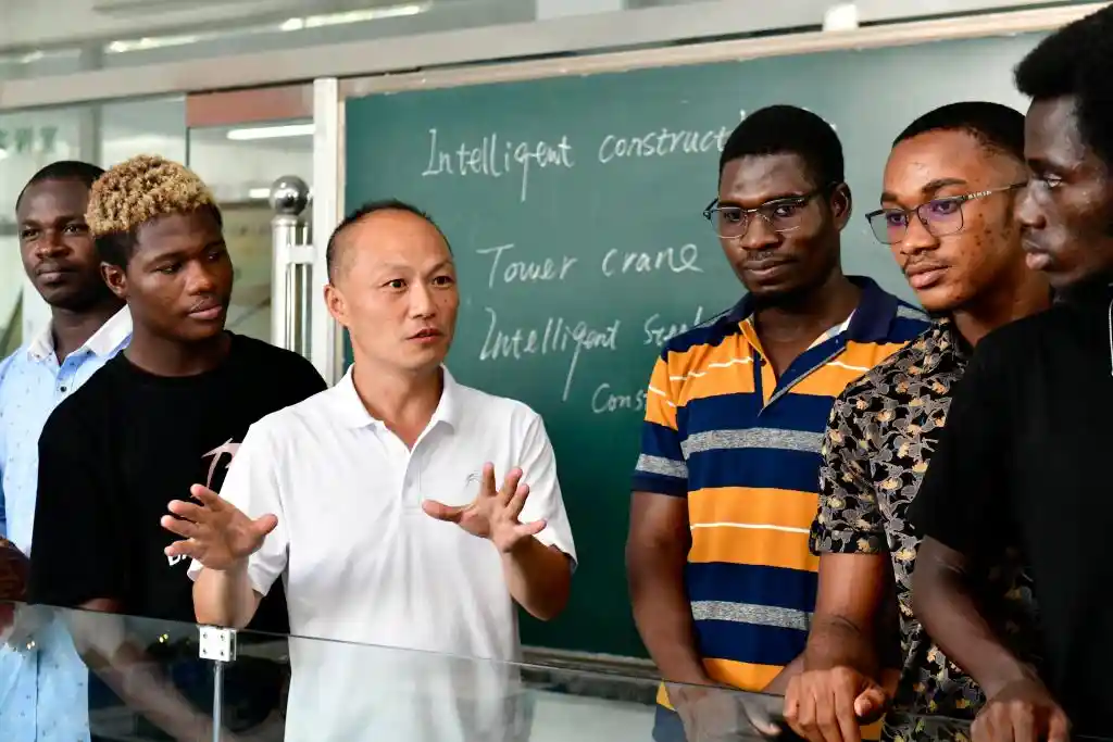 她力量点燃全球议程——专访加纳总统马哈马谈北京世妇会深远影响