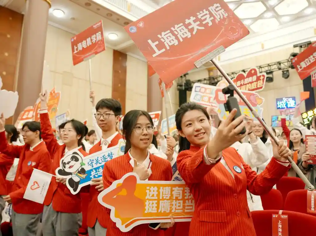 青春誓言点亮进博舞台