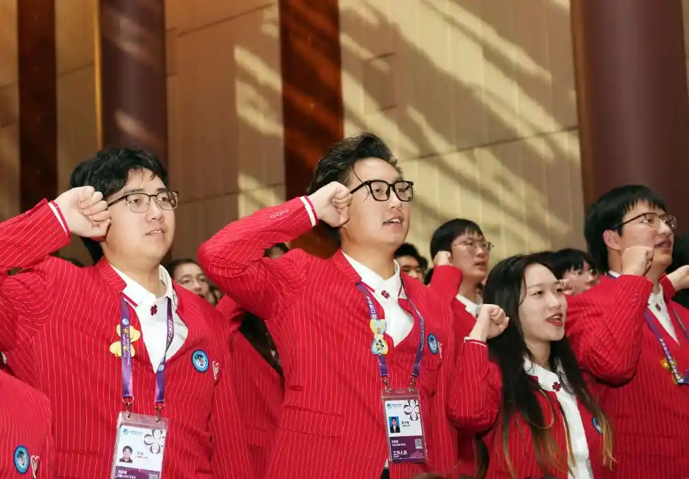 青春誓言点亮进博舞台