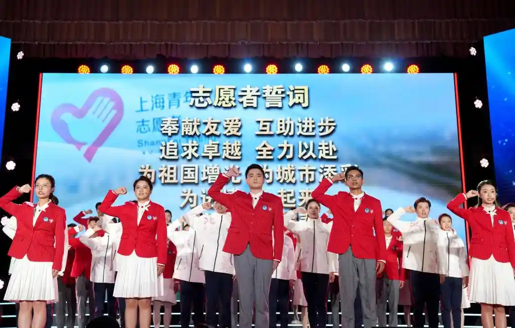 青春誓言点亮进博舞台