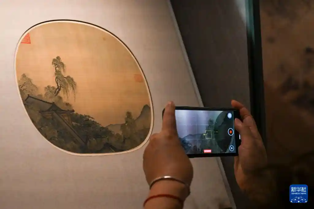 扇上乾坤:上海博物馆呈献历代书画名品盛宴