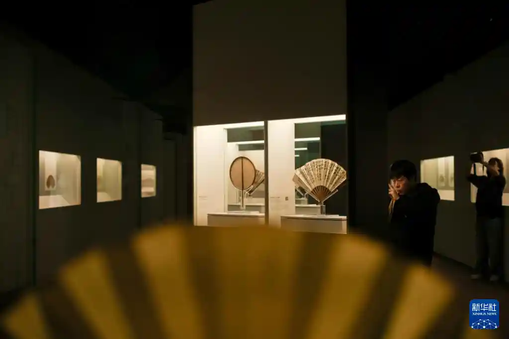 扇上乾坤:上海博物馆呈献历代书画名品盛宴