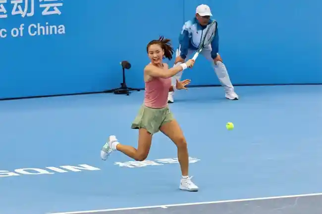 十五运会网球单打战火燃起 种子选手强势登场轻松晋级