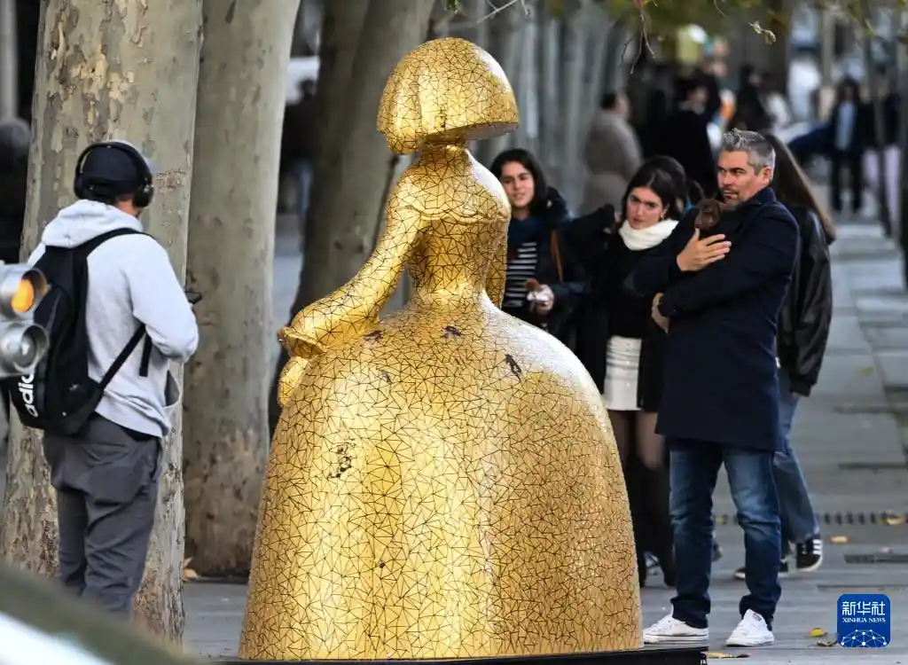 宫娥化身街头艺术，马德里变身露天雕塑馆