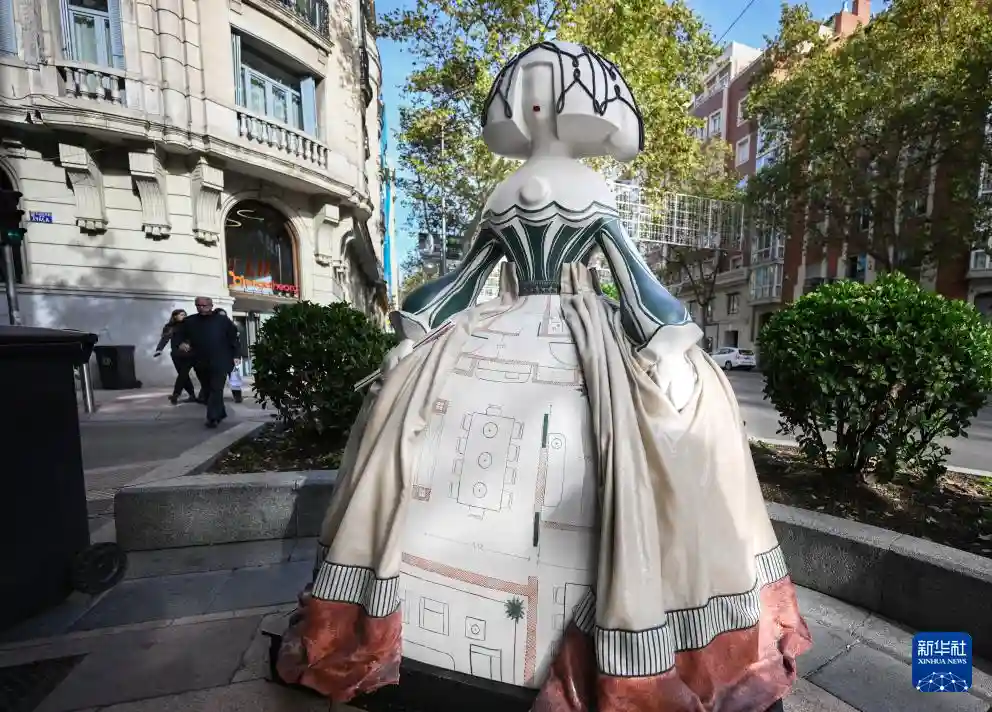 宫娥化身街头艺术，马德里变身露天雕塑馆