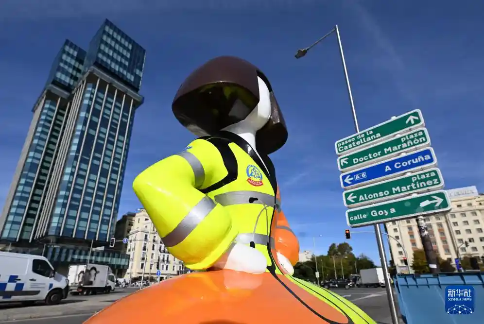 宫娥化身街头艺术，马德里变身露天雕塑馆