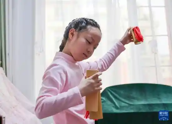 小小快板手点燃传统艺术新火花