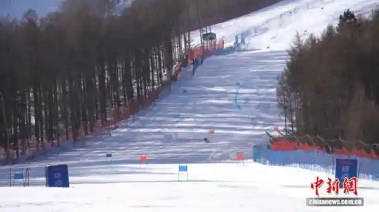 2025-2026全国高山滑雪锦标赛燃情开赛 内蒙古掀起冰雪热潮