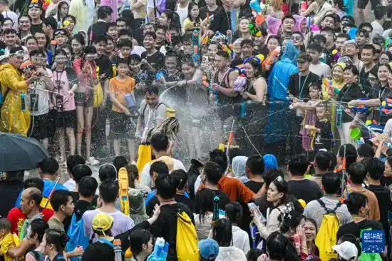 海南保亭七夕奇遇：嬉水派对点燃浪漫之夜