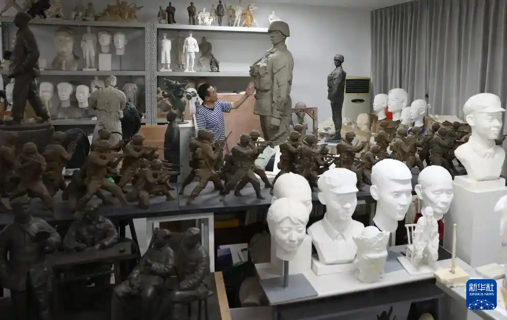 凝固时光的雕塑：抗战记忆的艺术唤醒