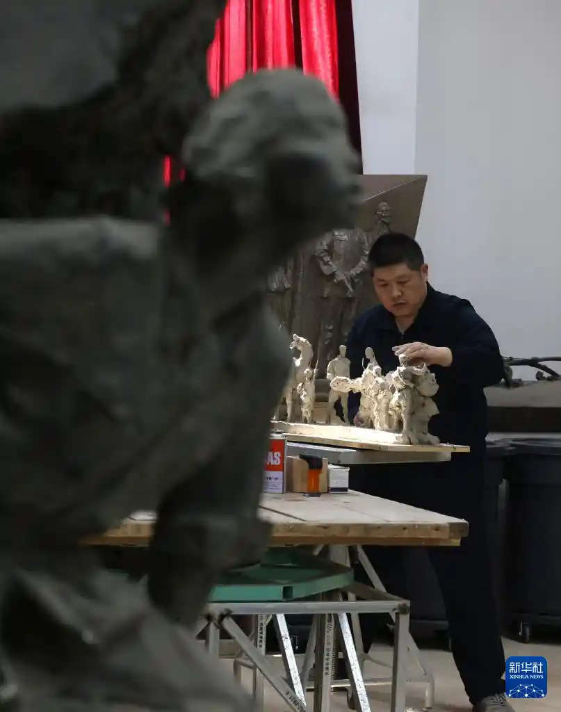 凝固时光的雕塑:抗战记忆的艺术唤醒