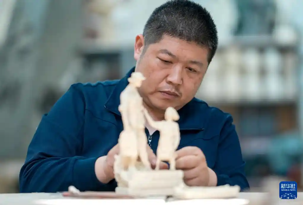 凝固时光的雕塑:抗战记忆的艺术唤醒