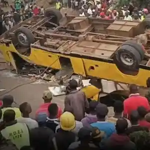 肯尼亚大巴坠崖21人遇难，悲剧背后暗藏哪些隐患？