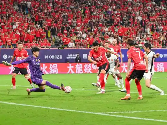 成都蓉城强势登顶，中超战火重燃