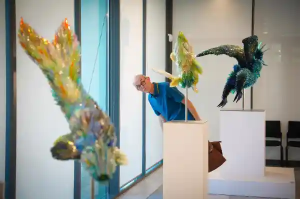 华沙玻璃动物园惊艳收官，光影幻境引爆全城热议