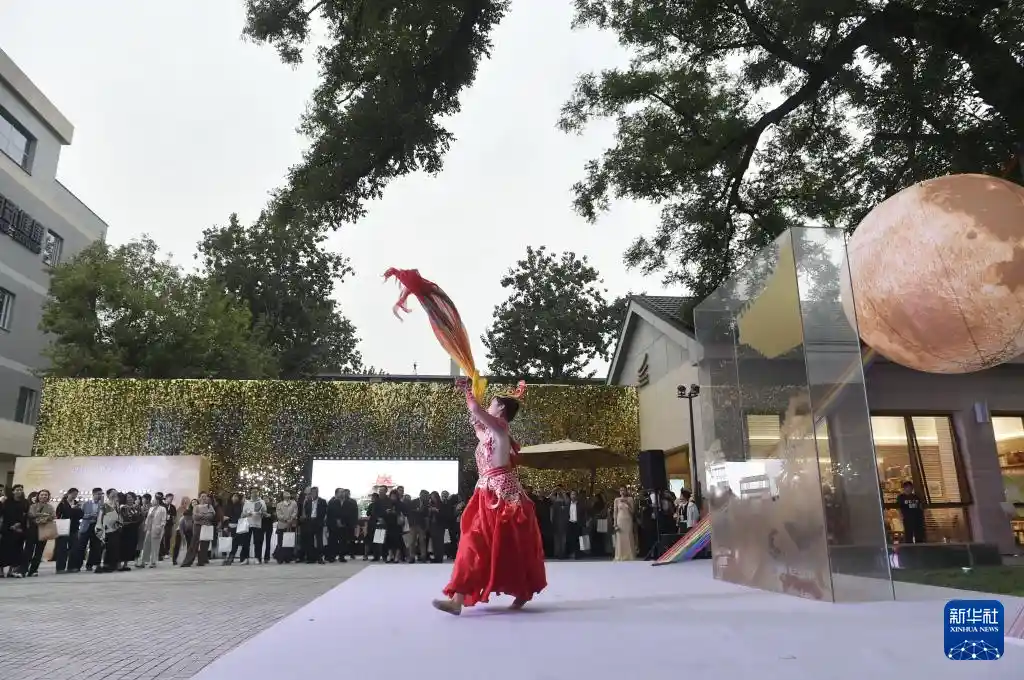 首开首院艺树空间璀璨启幕,艺术之根深植城市心脉