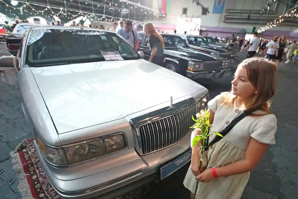 经典重现:白俄罗斯复古汽车展震撼启幕