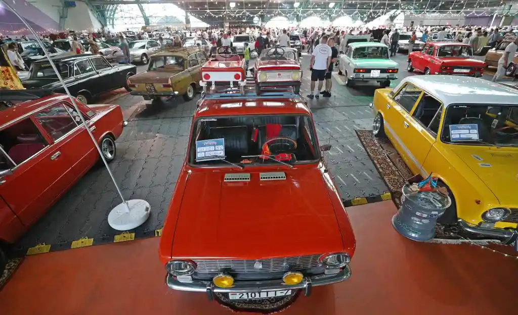 经典重现:白俄罗斯复古汽车展震撼启幕