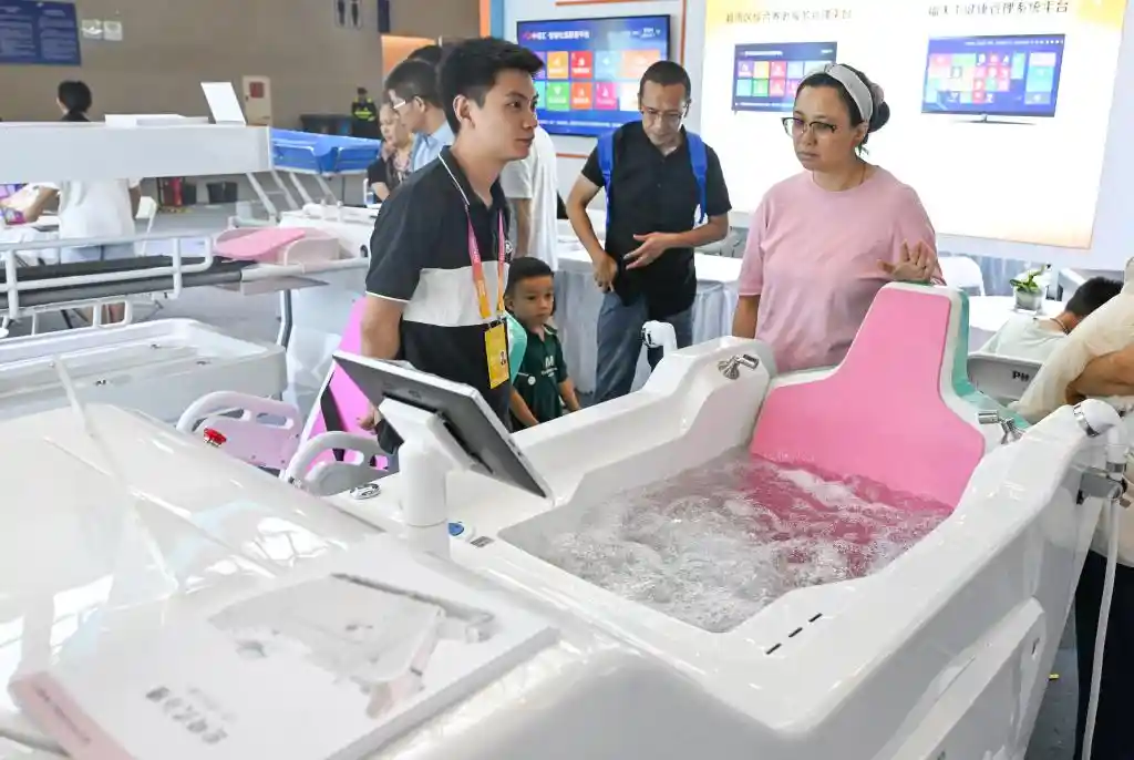 智博会上的银发未来：沉浸式体验智慧养老新生活