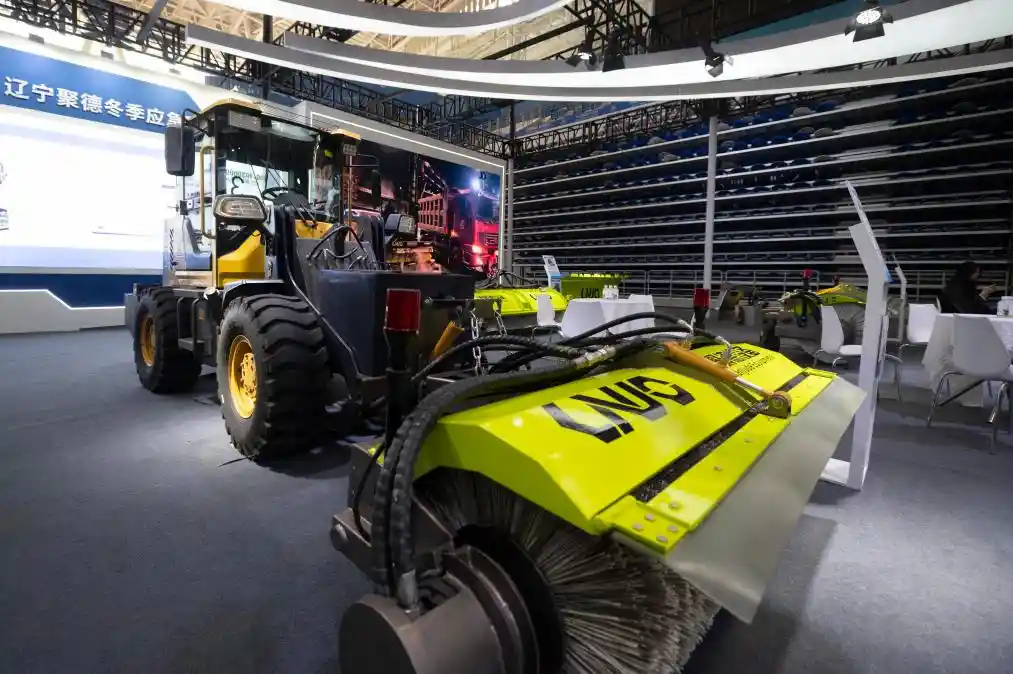 冰雪装备中国智造惊艳冰博会:国产滑雪板、智能冰刀、低温防护服集体突围