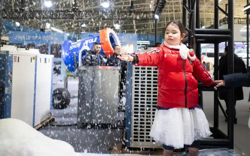 冰雪装备中国智造惊艳冰博会:国产滑雪板、智能冰刀、低温防护服集体突围