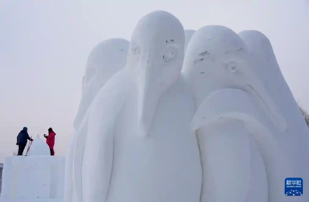 冰雪奇缘·雪界巅峰：哈尔滨国际雪雕大赛三九极寒中惊艳绽放