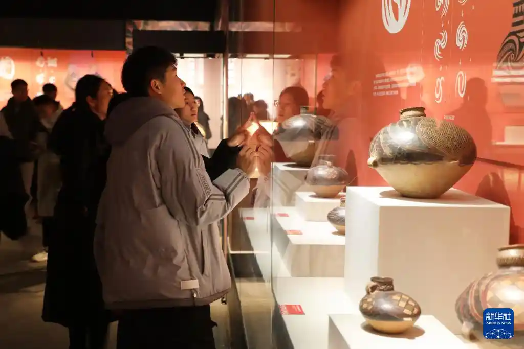 彩陶西行记：黄河到天山的史前文明之旅