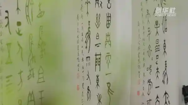 九旬学者深耕文字六十载，笔耕不辍显风华